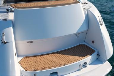 Detalle de amarre y casco de velero cuidado