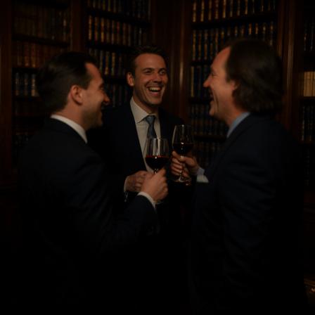 Socios brindando en la biblioteca del club